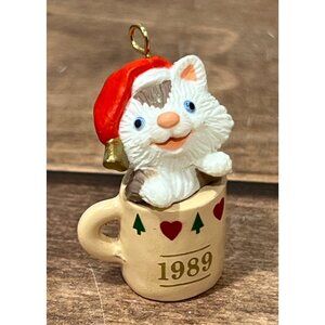 1989 HALLMARK KEEPSAKE MINIATURE ORNAMENT QXC581-2 SITTING PURRTY CAT IN MUG